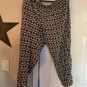 Cute women’s Capri drawstring pants from old navy sz XL